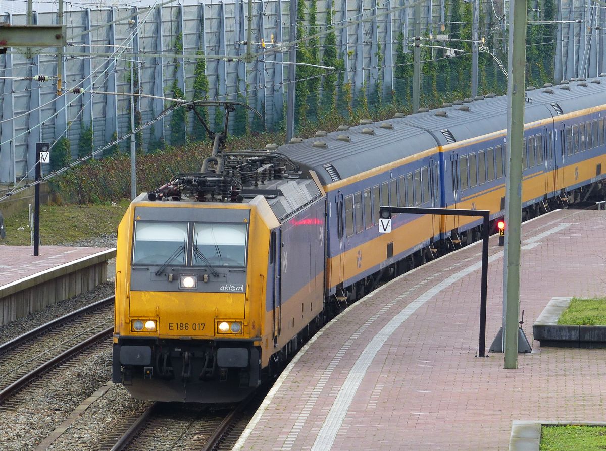NS Locomotive 186 017 (91 84 1186 017-7) Einfahrt Gleis 2 Rotterdam Centraal Station 11-12-2019.

NS locomotief 186 017 (91 84 1186 017-7) binnenkomst spoor 2 Rotterdam CS 11-12-2019.