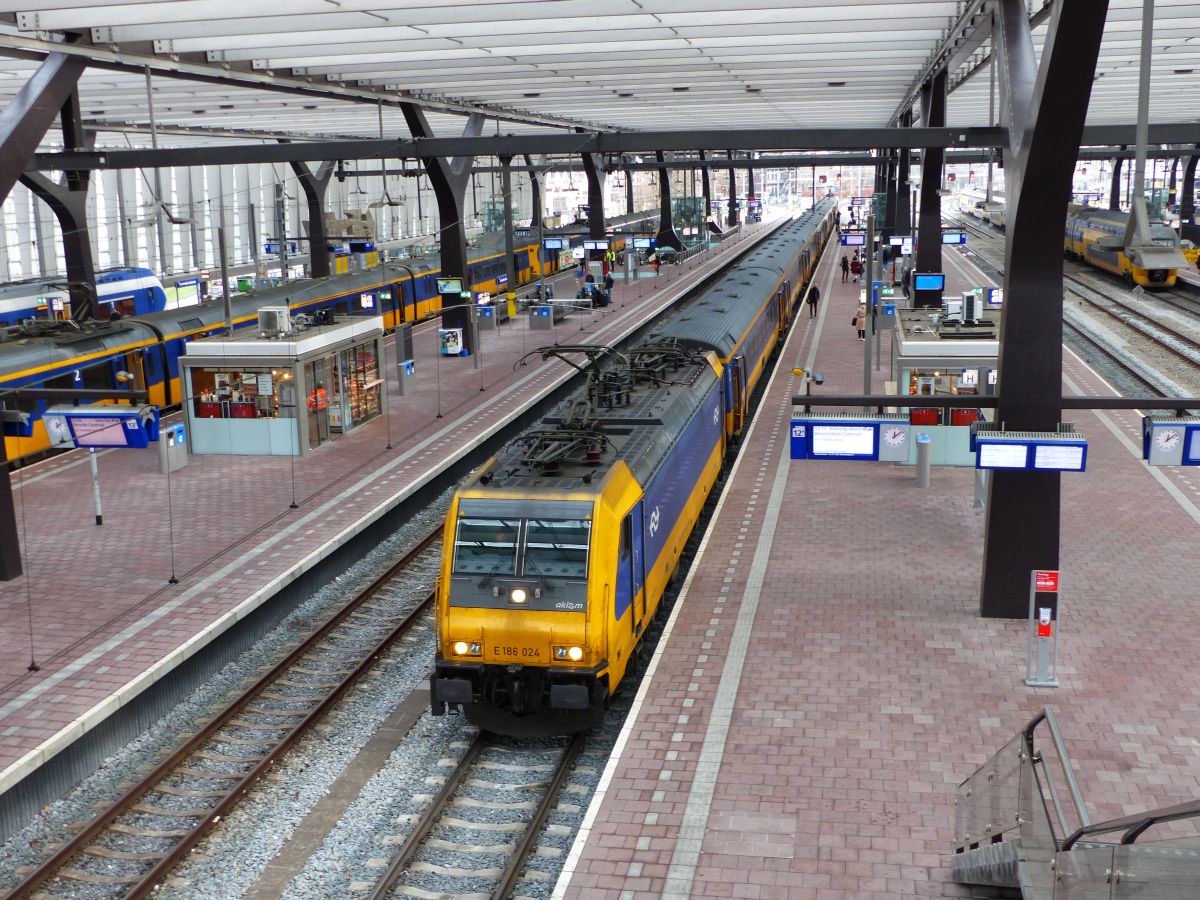 NS Locomotive 186 024-3 (91 84 11 86 024-3) NL-NS Baujahr 2016 Baujahr 12 Rotterdam Centraal Station 11-12-2019.

NS locomotief 186 024-3 (91 84 11 86 024-3) NL-NS bouwjaar 2016 spoor 12 Rotterdam CS11-12-2019.