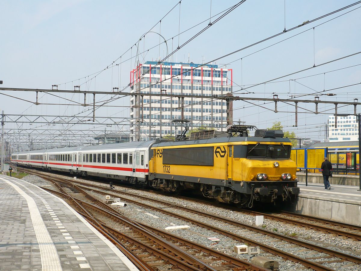 NS Lok 1732 mit IC 145 nach Berlin. Gleis 10 Amsterdam Centraal Station 08-05-2013.

NS locomotief 1732 met IC 145 naar Berlijn. Binnenkomst spoor 10 Amsterdam Centraal Station 08-05-2013.