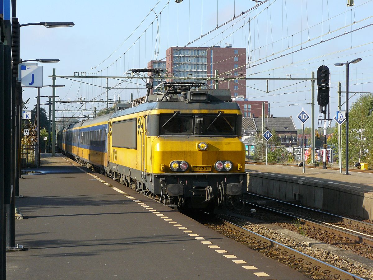 NS Lok 1733 mit Intercity nach Venlo. Gleis 1 in Tilburg 24-10-2013.

NS locomotief 1733 met ICR rijtuigen als intercity naar Venlo op spoor 1 in Tilburg 24-10-2013.