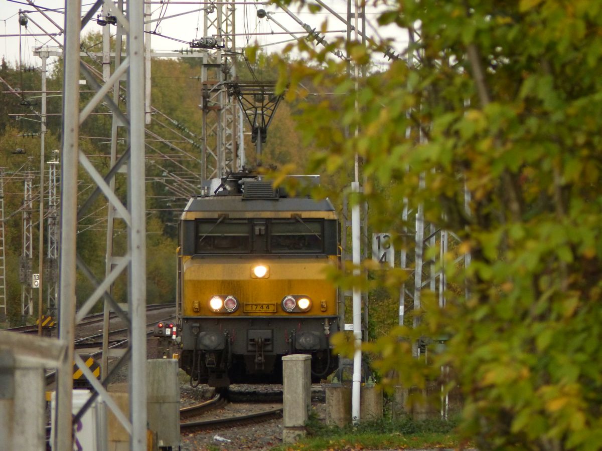 NS Lok 1744 Gleis 11 Bad Bentheim, Deutschland 02-11-2018.

NS loc 1744 spoor 11 Bad Bentheim, Duitsland 02-11-2018.