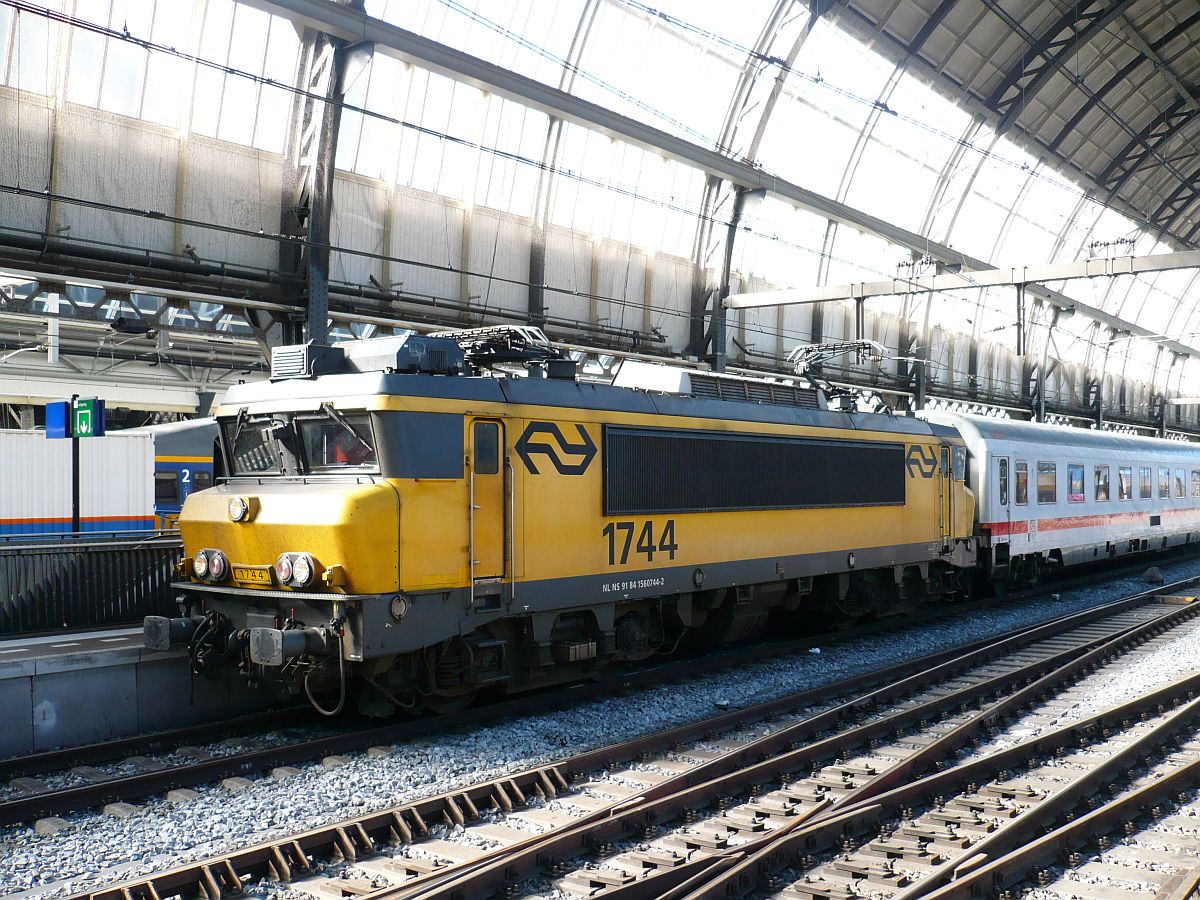 NS Lok 1744 mit IC 145 nach Berlin. Gleis 8 Amsterdam Centraal Station 30-09-2015.

NS loc 1744 met IC 145 naar Berlijn. Spoor 8 Amsterdam CS 30-09-2015.