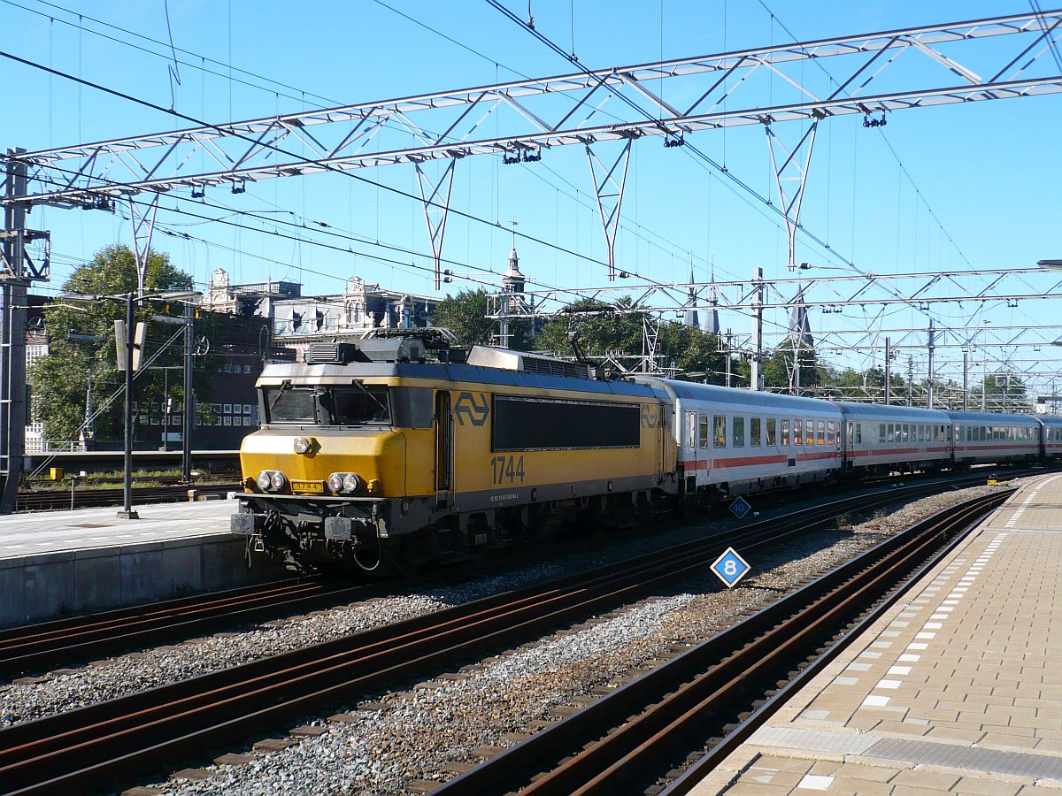 NS Lok 1744 mit Intercity 145 nach Berlin. Gleis 8 Amsterdam Centraal Station 30-09-2015.


NS loc 1744 met trein IC 145 naar Berlijn. Spoor 8 Amsterdam Centraal Station 30-09-2015.