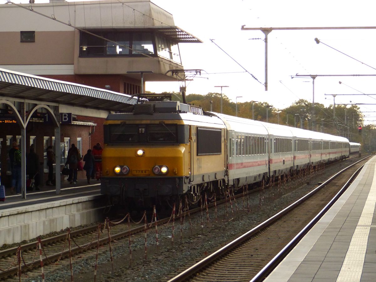 NS Lok 1745 Gleis 1 Bad Bentheim, Deutschland 02-11-2018.

NS loc 1745 spoor 1 Bad Bentheim, Duitsland 02-11-2018.