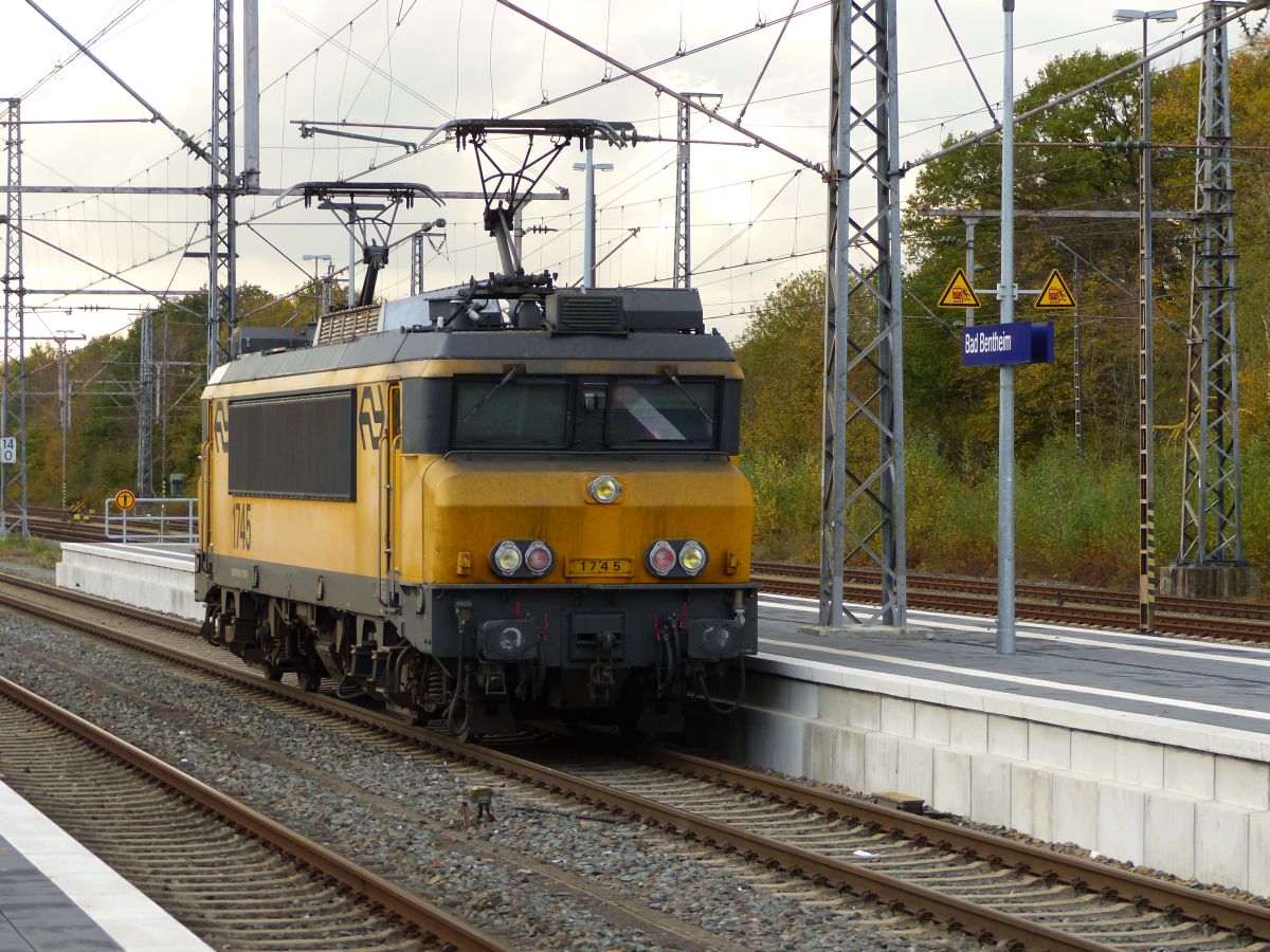 NS Lok 1745 Gleis 2 Bad Bentheim, Deutschland 02-11-2018.

NS loc 1745 spoor 2 Bad Bentheim, Duitsland 02-11-2018.