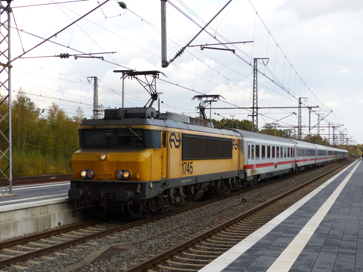 NS Lok 1745 mit Intercity aus Berlin. Gleis 2 Bad Bentheim, Deutschland 02-11-2018.

NS loc 1745 met Intercity uit Berlijn. Spoor 2 Bad Bentheim, Duitsland 02-11-2018.