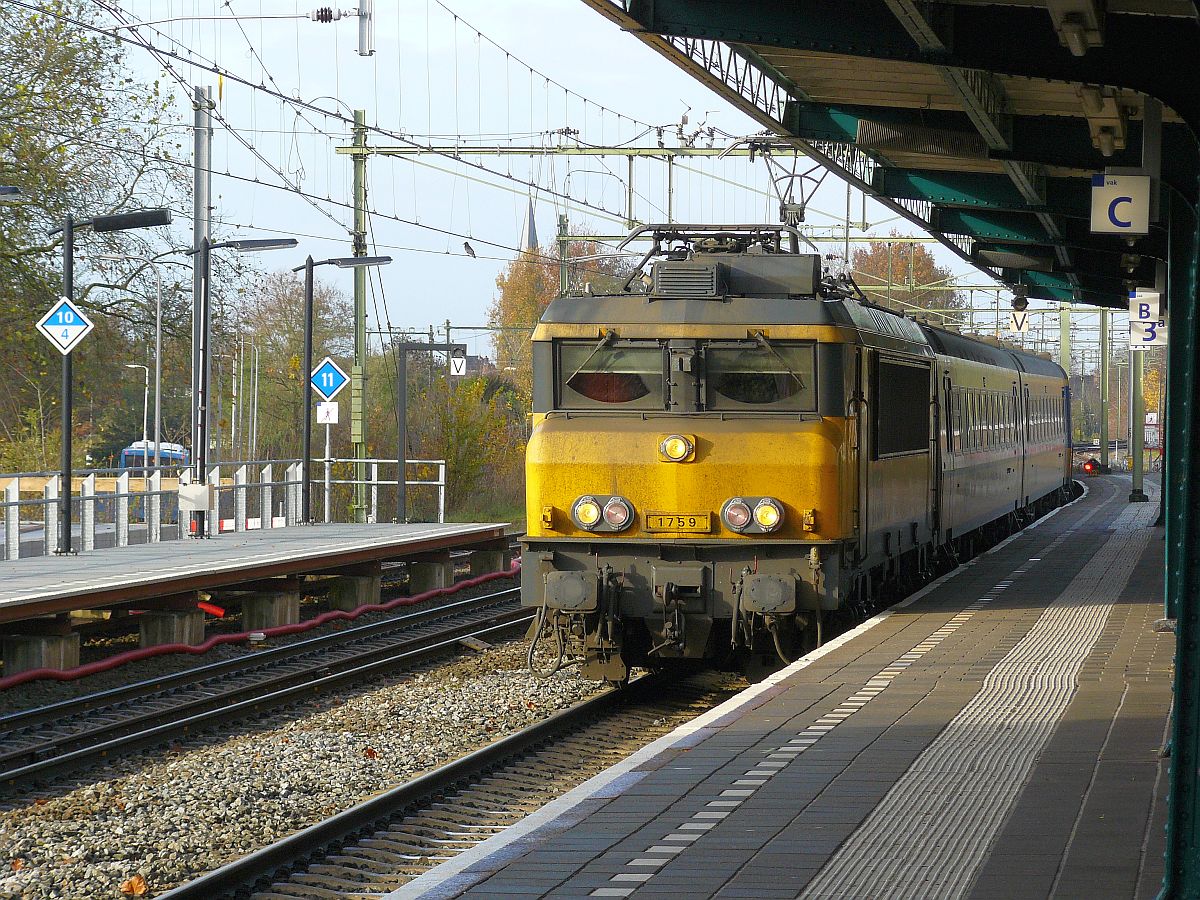 NS Lok 1759 mit ICR-Wagen Gleis 3 in Deventer 28-11-2013.

NS locomotief 1759 met ICR-rijtuigen als Intercity van Zwolle naar Roosendaal. Spoor 3 Deventer 28-11-2013.