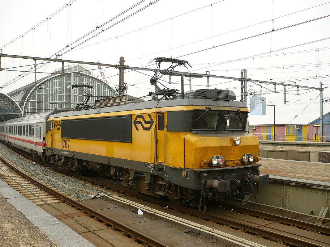 NS Lok 1767 mit IC 145 nach Berlin auf Gleis 10 Amsterdam Centraal Station 25-09-2013.

NS locomotief 1767 met trein IC 145 naar Berlijn op spoor 10 Amsterdam Centraal Station 25-09-2013.