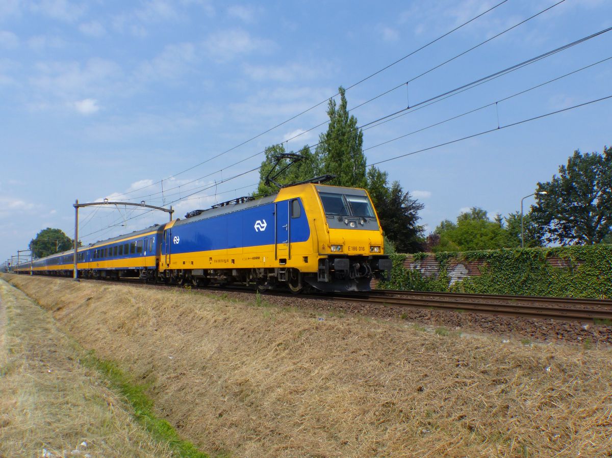 NS Lok 186 016-9 (91 84 1186 016-9 NL-NS) Kapelweg, Boxtel 19-07-2018.

NS loc 186 016-9 (91 84 1186 016-9 NL-NS) Kapelweg, Boxtel 19-07-2018.