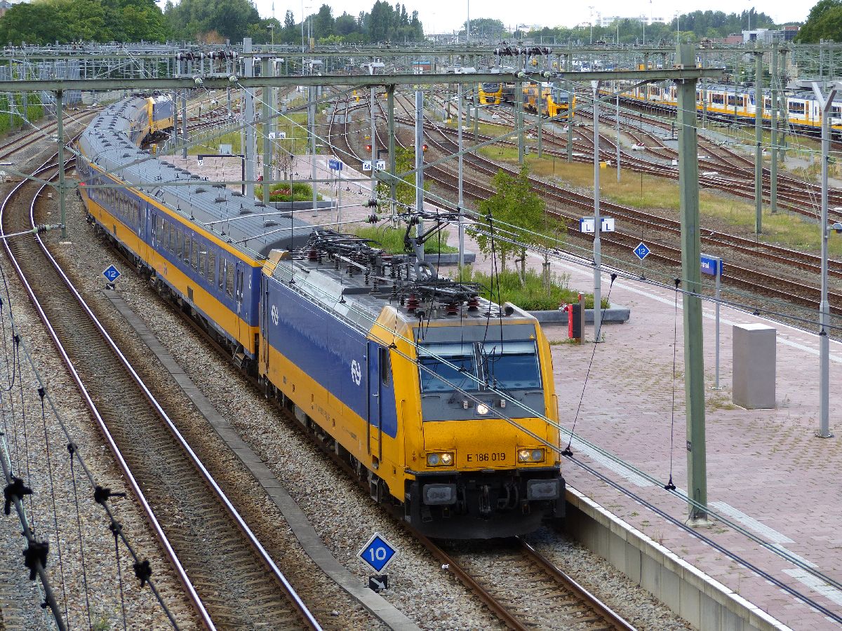 NS Lok 186 019-3 (91 84 11 86 019-3 NL-NS) Einfahrt mit ICR Wagen Gleis 3 Rotterdam Centraal Station 04-08-2017.

NS loc 186 019-3 (91 84 11 86 019-3 NL-NS) binnenkomst met ICR rijtuigen spoor 3 Rotterdam CS 04-08-2017.