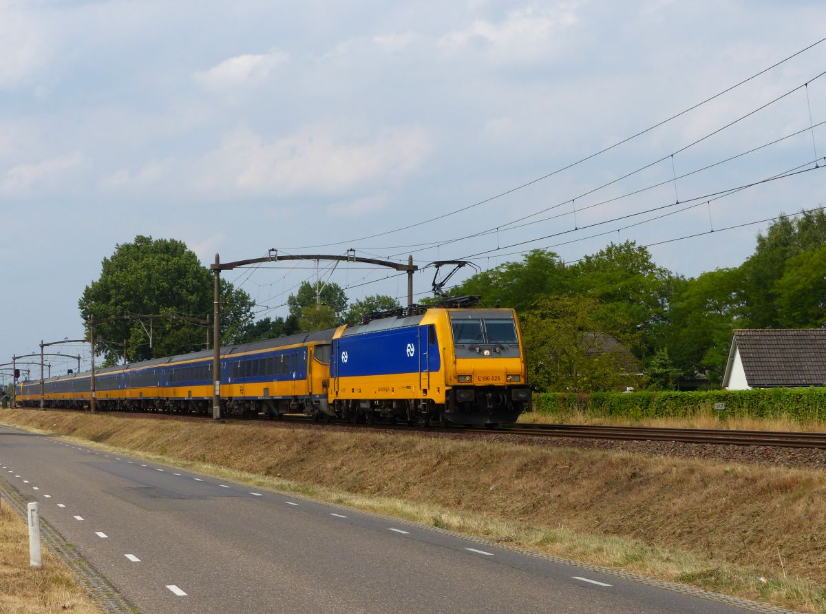 NS Lok 186 025-0 (91 84 11 86 025-0 NL-NS) Kapelweg, Boxtel 19-07-2018.

NS loc 186 025-0 (91 84 11 86 025-0 NL-NS) Kapelweg, Boxtel 19-07-2018.