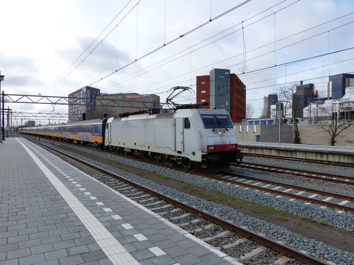 NS Lokomotieve 186 238-2 (91 80 61 86 238-2 D-NS) durchfahrt 6 Leiden Centraal Station 18-02-2020.


NS locomotief 186 238-2 (91 80 61 86 238-2 D-NS) doorkomst spoor 6 Leiden CS 18-02-2020.