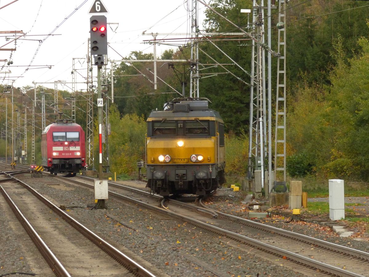 NS Lokomotive 1744 Gleis 11 en DB Lokomotive 101 122-0 Bad Bentheim, Deutschland 02-11-2018.


NS locomotief 1744 spoor 11 en DB locomotief 101 122-0 Bad Bentheim, Duitsland 02-11-2018.