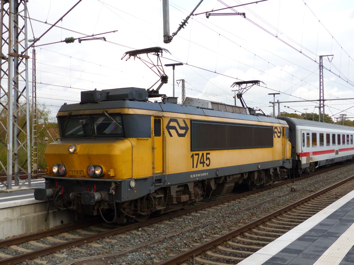 NS Lokomotive 1745 mit Intercity von Berlijn nach Amsterdam. Gleis 2 Bad Bentheim, Deutschland 02-11-2018.

NS locomotief 1745 met Intercity uit Berlijn. Spoor 2 Bad Bentheim, Duitsland 02-11-2018.