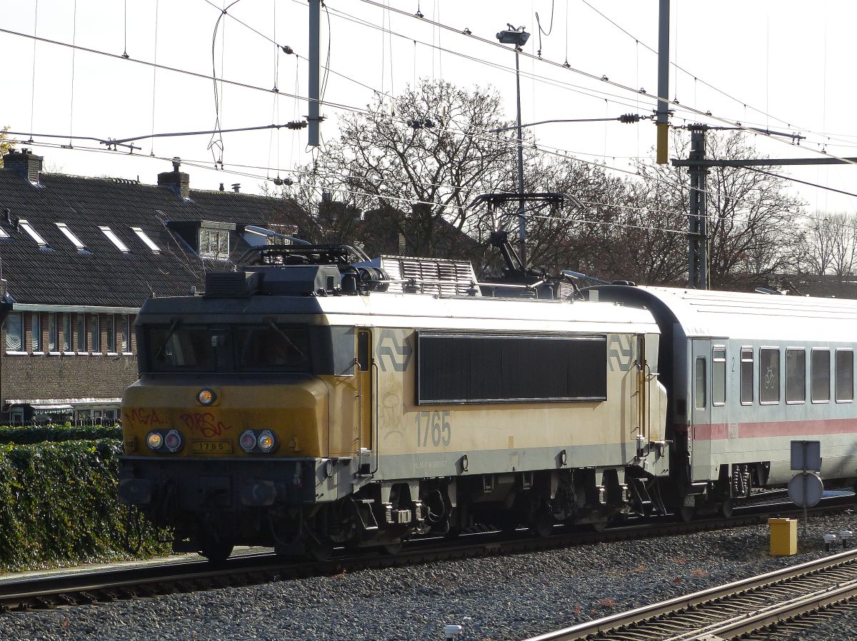 NS Lokomotive 1765 mit versp�tete IC 242 aus Hannover. Hilversum 29-11-2019.

NS locomotief 1765 met vertraagde IC 242 uit Hannover. Hilversum 29-11-2019.