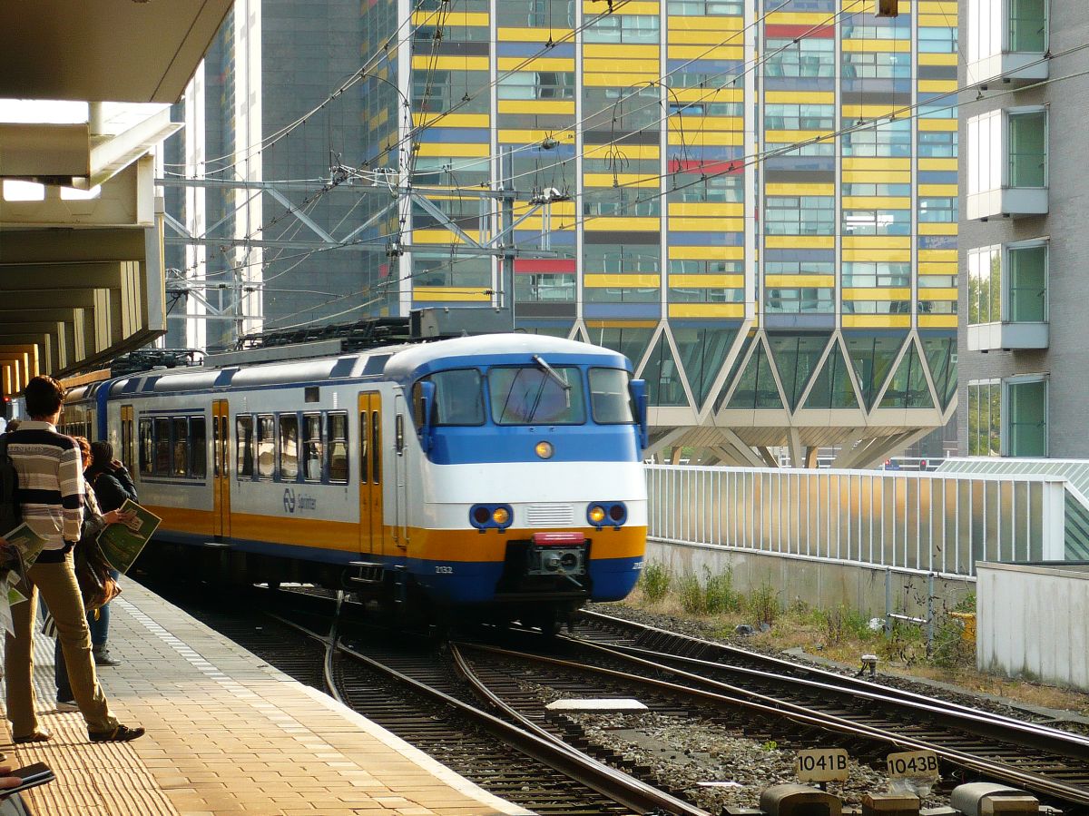 NS SGM-II Sprinter Triebzug 2132 Abfahrt Gleis 4a. Leiden Centraal Station 26-06-2013.

NS SGM-II Sprinter treinstel 2132 vertrekt van spoor 4a als stoptrein naar Alphen aan den Rijn. Leiden CS 26-06-2013.