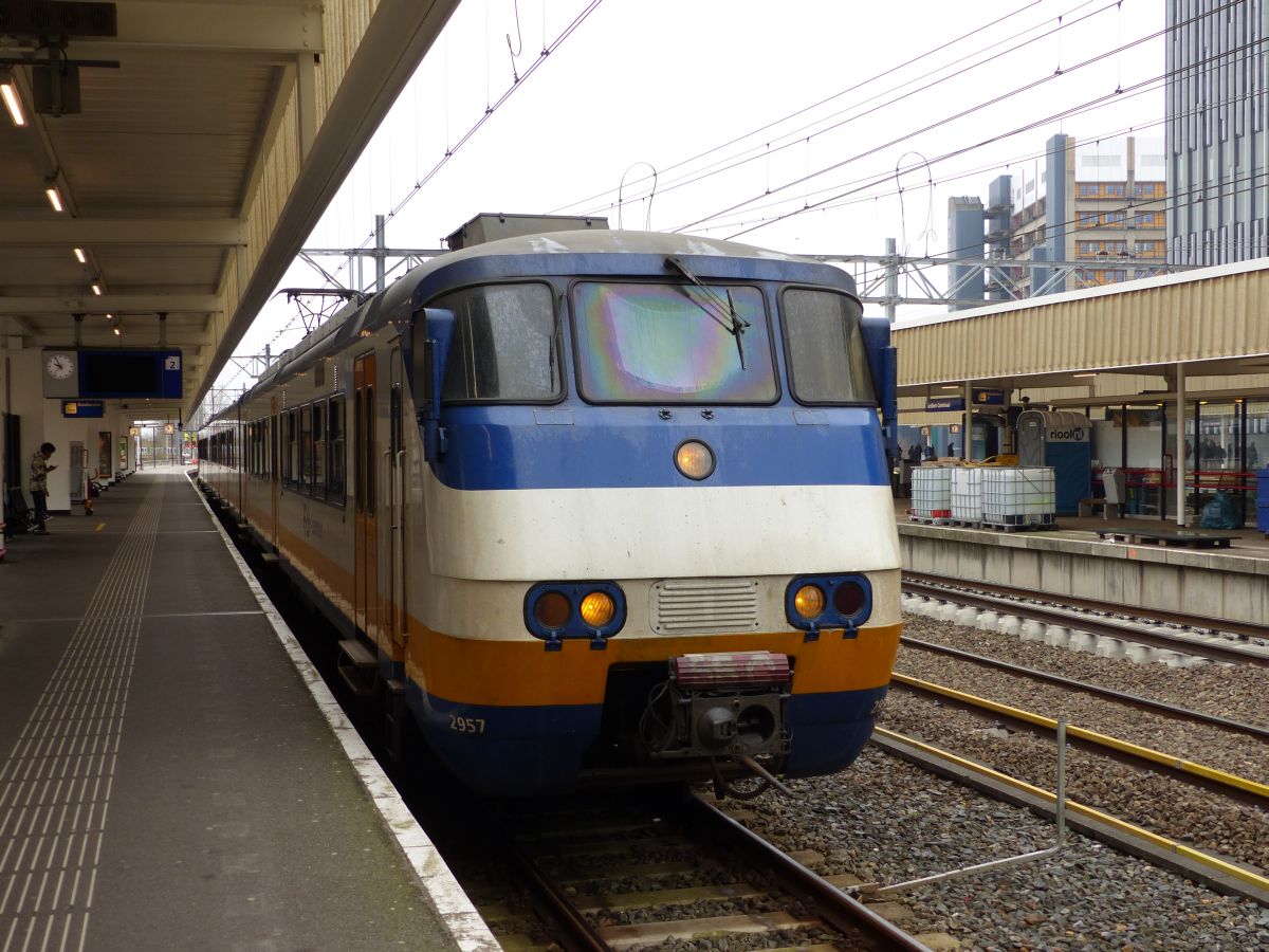 NS SGM-III Sprinter Triebzug 2957 Gleis 2 Leiden Centraal 28-03-2019.

NS SGM-III Sprinter treinstel 2957 spoor 2 Leiden Centraal 28-03-2019.