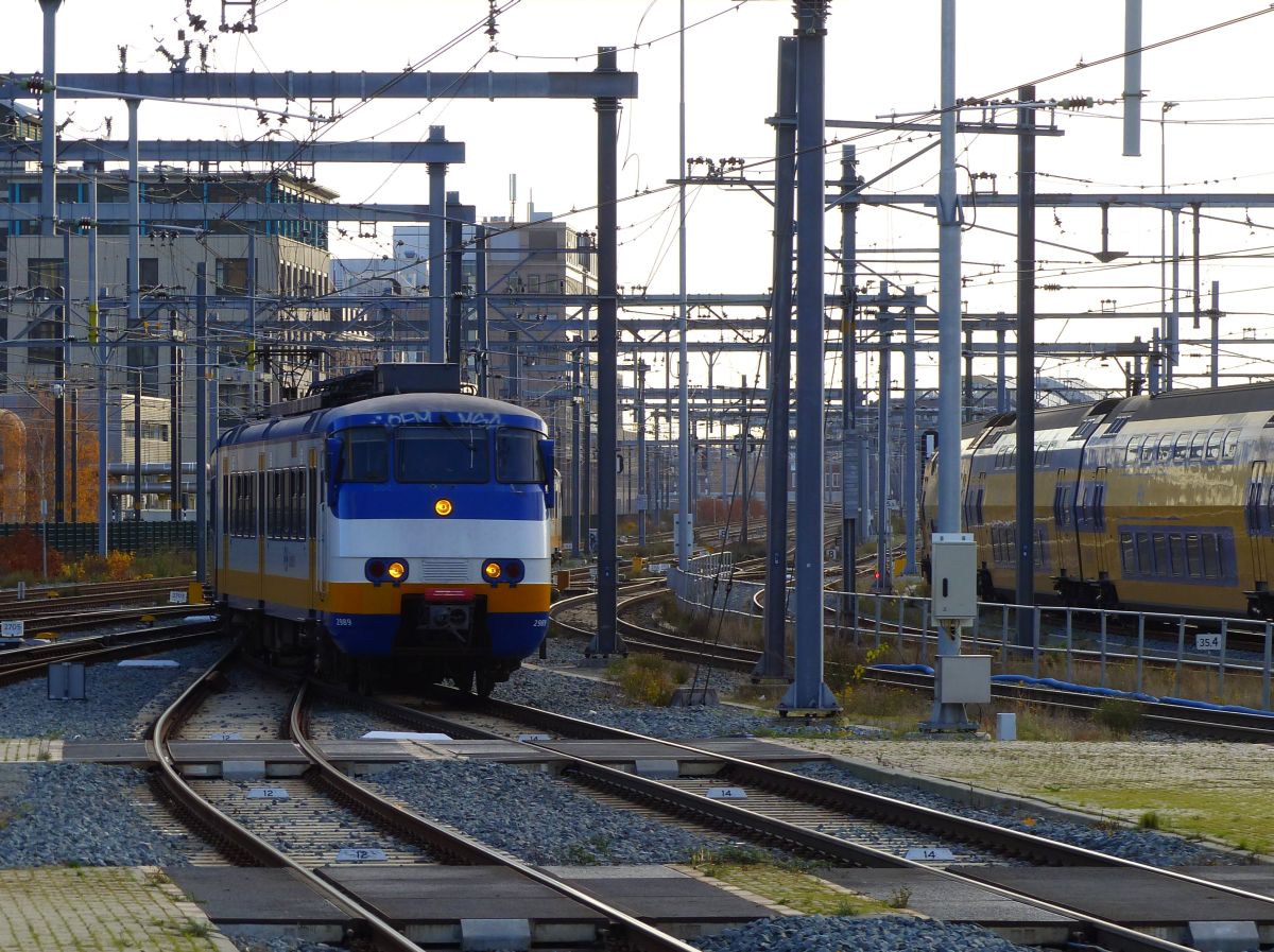 NS SGM-III Sprinter Triebzug 2989 Einfahrt Utrecht Centraal Station 29-11-2019.

NS SGM-III Sprinter treinstel 2989 binnenkomst spoor 14 Utrecht CS 29-11-2019.