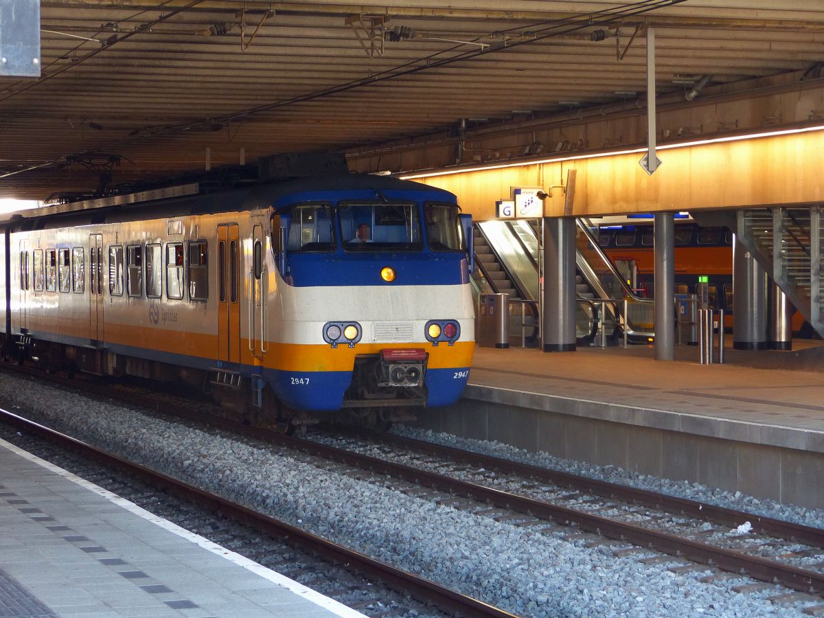 NS SGM-III Triebzug 2947 Gleis 14 Utrecht Centraal Station 29-06-2019.

NS SGM-III treinstel 2947 spoor 14 Utrecht CS 29-06-2019.