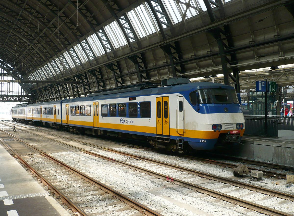 NS SGM-III TW 2966 Gleis 7 Amsterdam Centraal Station 08-05-2014.

SGM-III treinstel 2966 spoor 7 Amsterdam Centraal Station 08-05-2014.