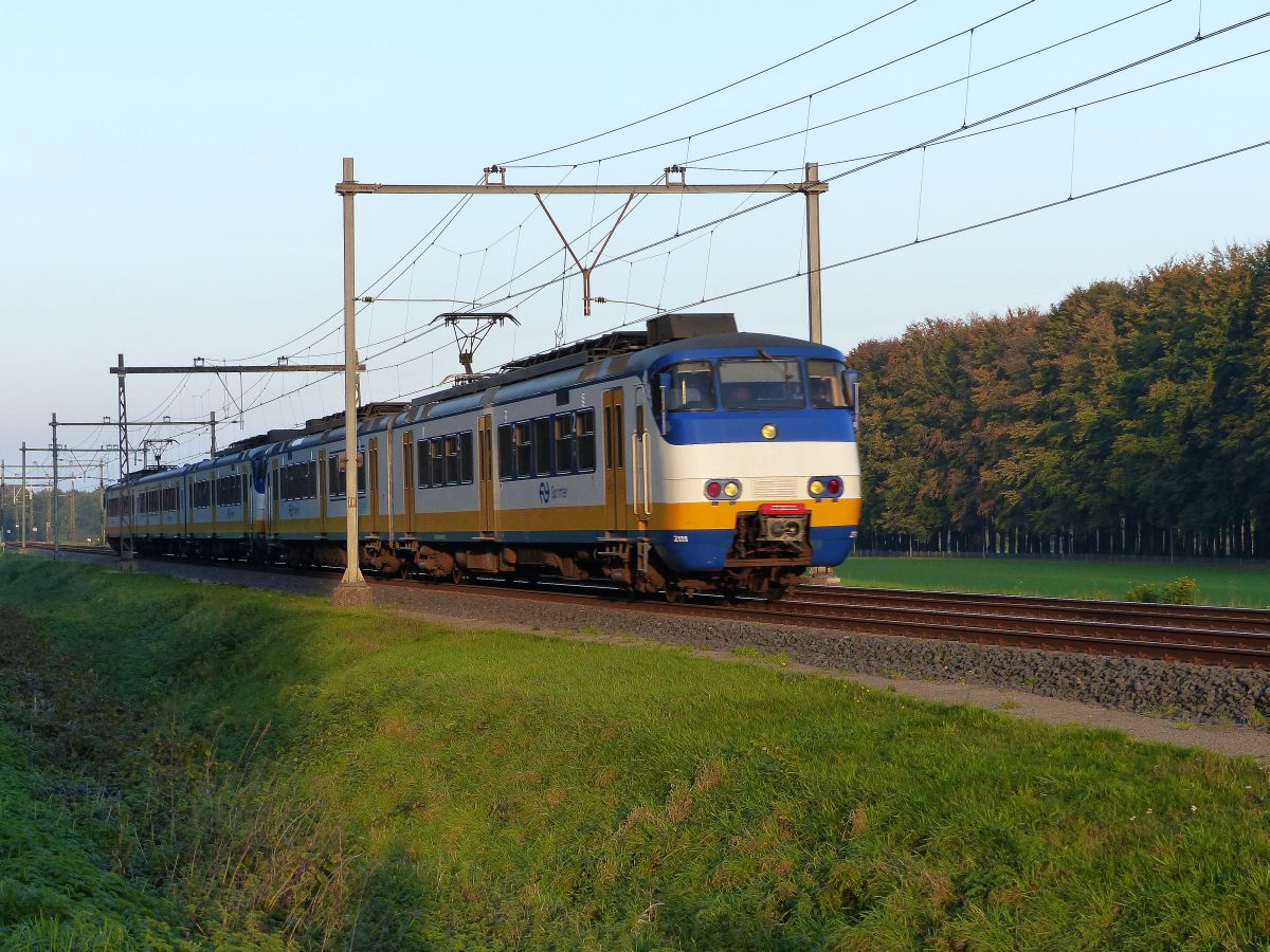 NS SGM Sprinter Triebzug 2111 und 29XX De Steeg 31-10-2019.

NS SGM Sprinter treinstel 2111 en 29XX De Steeg 31-10-2019.