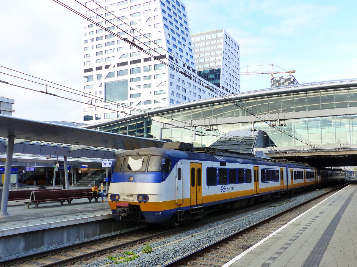NS SGM Sprinter Triebzug 2119 Gleis 14 Utrecht Centraal Station 29-11-2019.

NS SGM Sprinter treinstel 2119 spoor 14 Utrecht CS 29-11-2019.