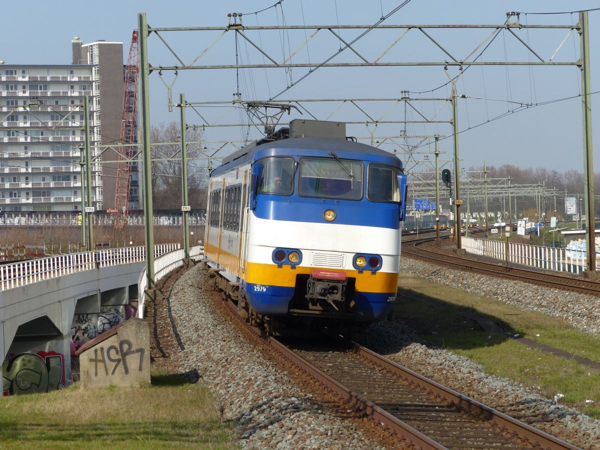NS SGM Sprinter TW 2979 und 2117 Schiedam Centrum 16-03-2017.

NS SGM Sprinter treinstel 2979 en 2117 Schiedam Centrum 16-03-2017.