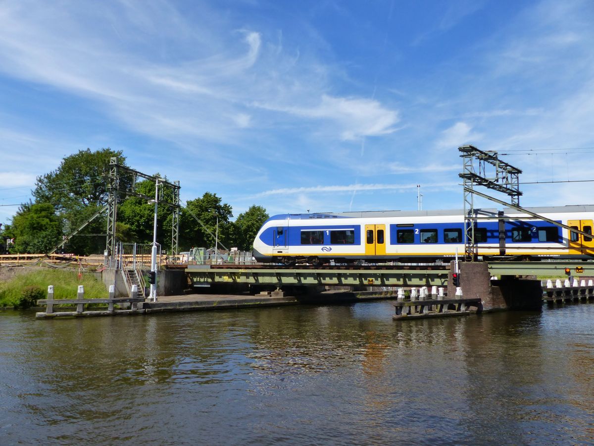 NS SLT-4 Triebzug 2409  Rijn en Schiekanaal  Eisenbr�cke. Leiden 08-06-2016.

NS SLT-4 treinstel 2409 Rijn en Schiekanaal spoorbrug. Leiden 08-06-2016.