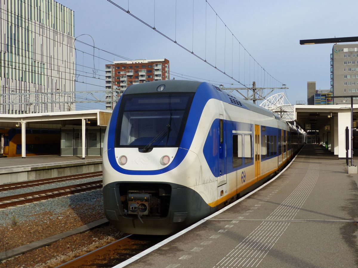 NS SLT-4 Triebzug 2447 Gleis 2 Leiden CS 10-12-2019.

NS SLT-4 treinstel 2447 spoor 2 Leiden Centraal Station 10-12-2019.