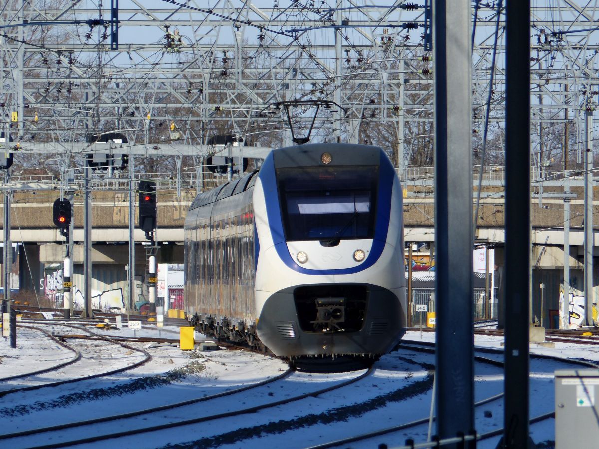 NS SLT-4 Triebzug Ankunft Utrecht Centraal Station 11-02-2021.

NS SLT-4 treinstel binnenkomst in de sneeuw Utrecht CS 11-02-2021.