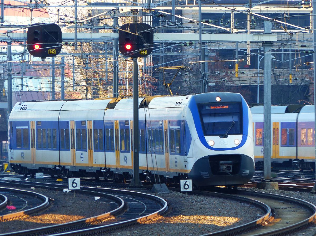 NS SLT Triebzug 2458 Amersfoort 27-12-2019

NS SLT treinstel 2458 Amersfoort 27-12-2019