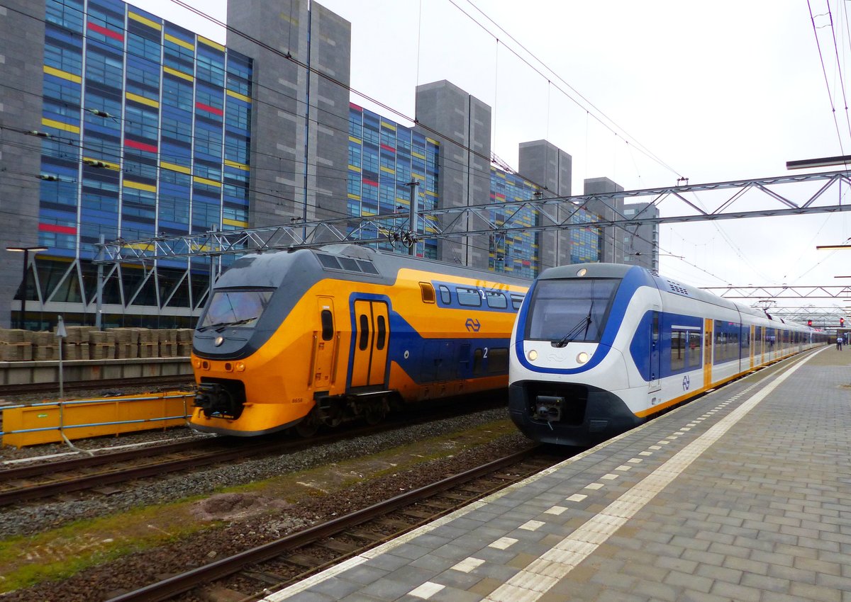 NS SLT Triebzug 2616 en IRM Triebzug 8658 Gleis 7 und 8 Bahnhof Leiden Centraal 28-03-2019.

NS SLT treinstel 2616 en IRM treinstel nummer 8658 tijdens werkzaamheden aan het emplacement. Spoor 8 Leiden Centraal 28-03-2019.
