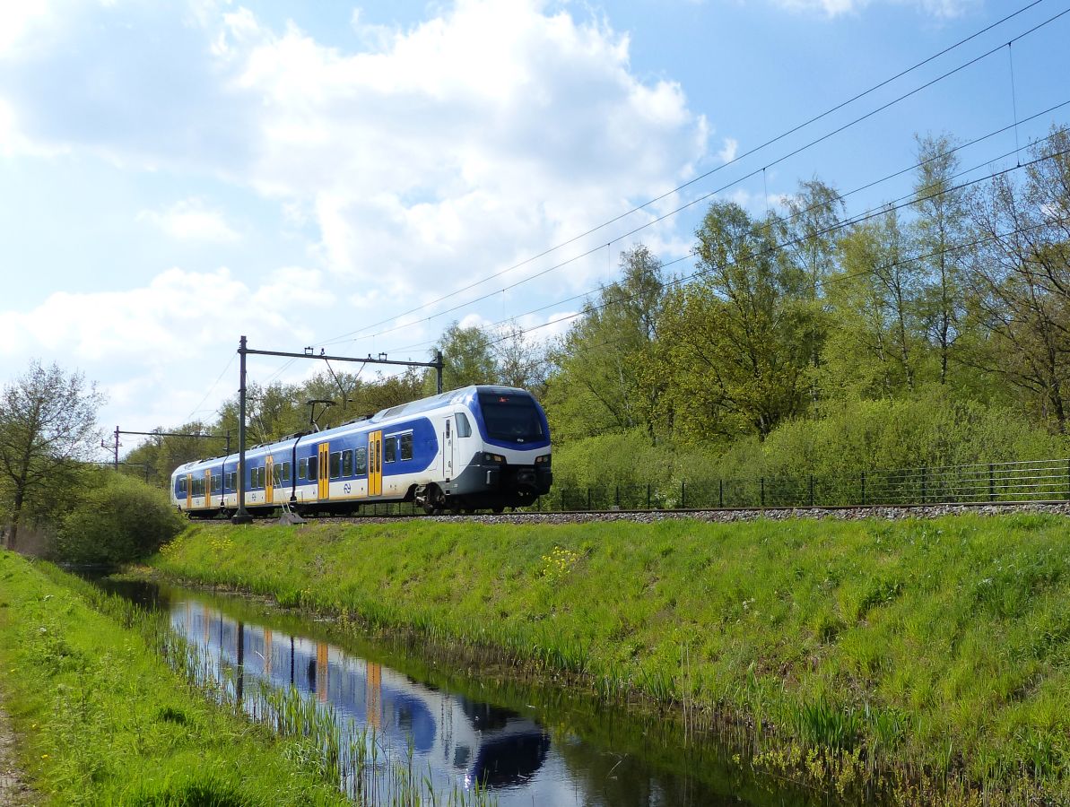NS Stadler Flirt Triebzug 2231 Nemelaerweg, Oisterwijk 07-05-2021.


NS Stadler Flirt treinstel 2231 Nemelaerweg, Oisterwijk 07-05-2021.