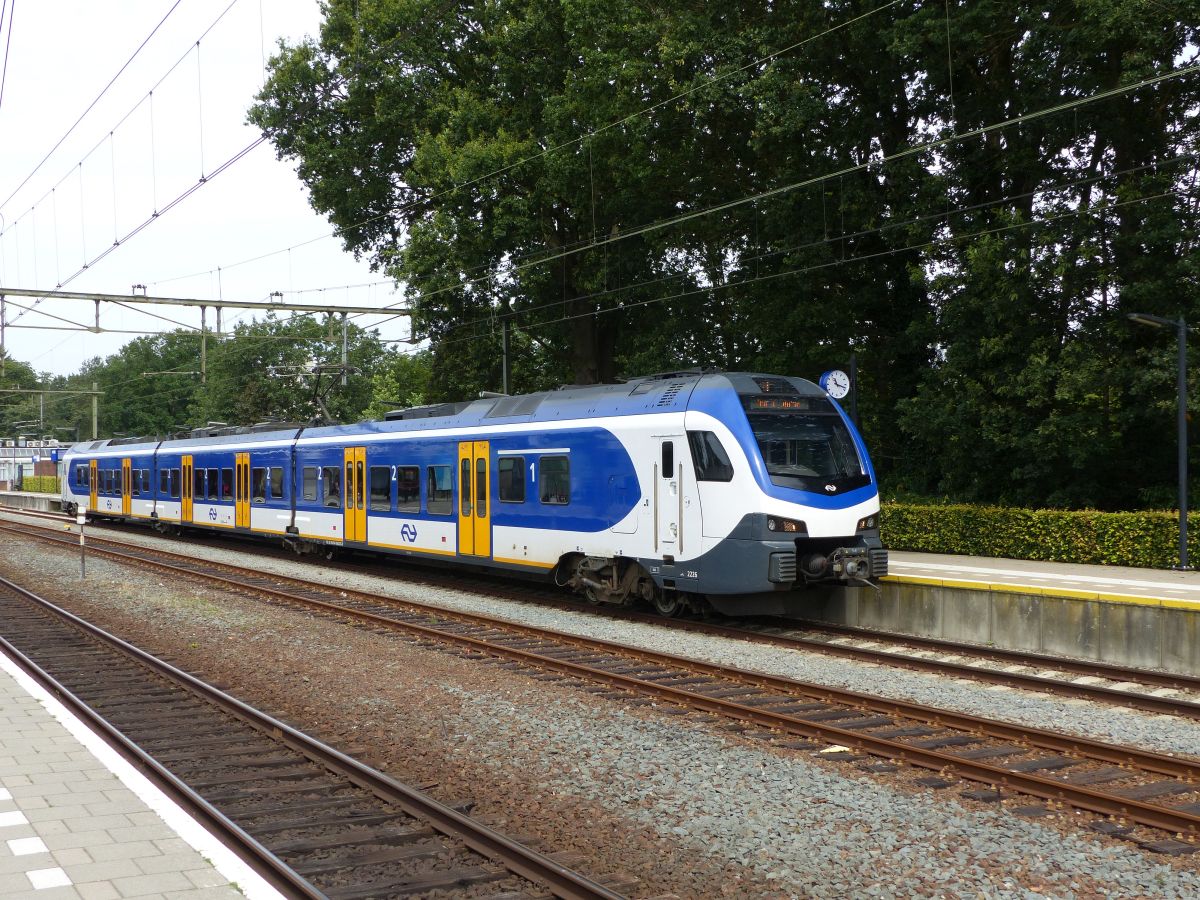 NS Stadler Flirt3 Treibzug 2226 Gleis 1 Ede-Wageningen 30-07-2021.

NS Stadler Flirt3 treinstel 2226 spoor 1 Ede-Wageningen 30-07-2021.