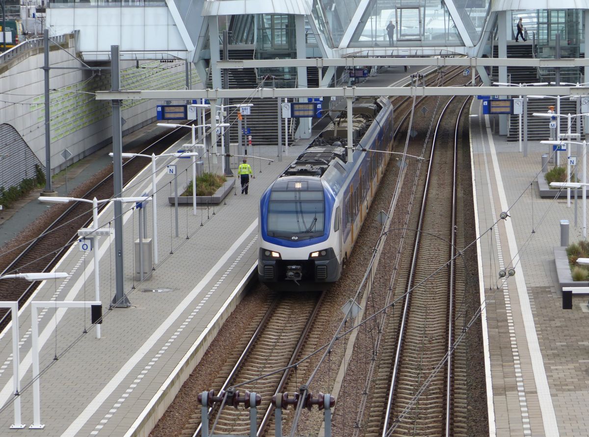 NS Stadler Flirt3 Triebzug 2226 Gleis 10 Arnhem Centraal 19-02-2020.

NS Stadler Flirt3 treinstel 2226 spoor 10 Arnhem Centraal 19-02-2020.