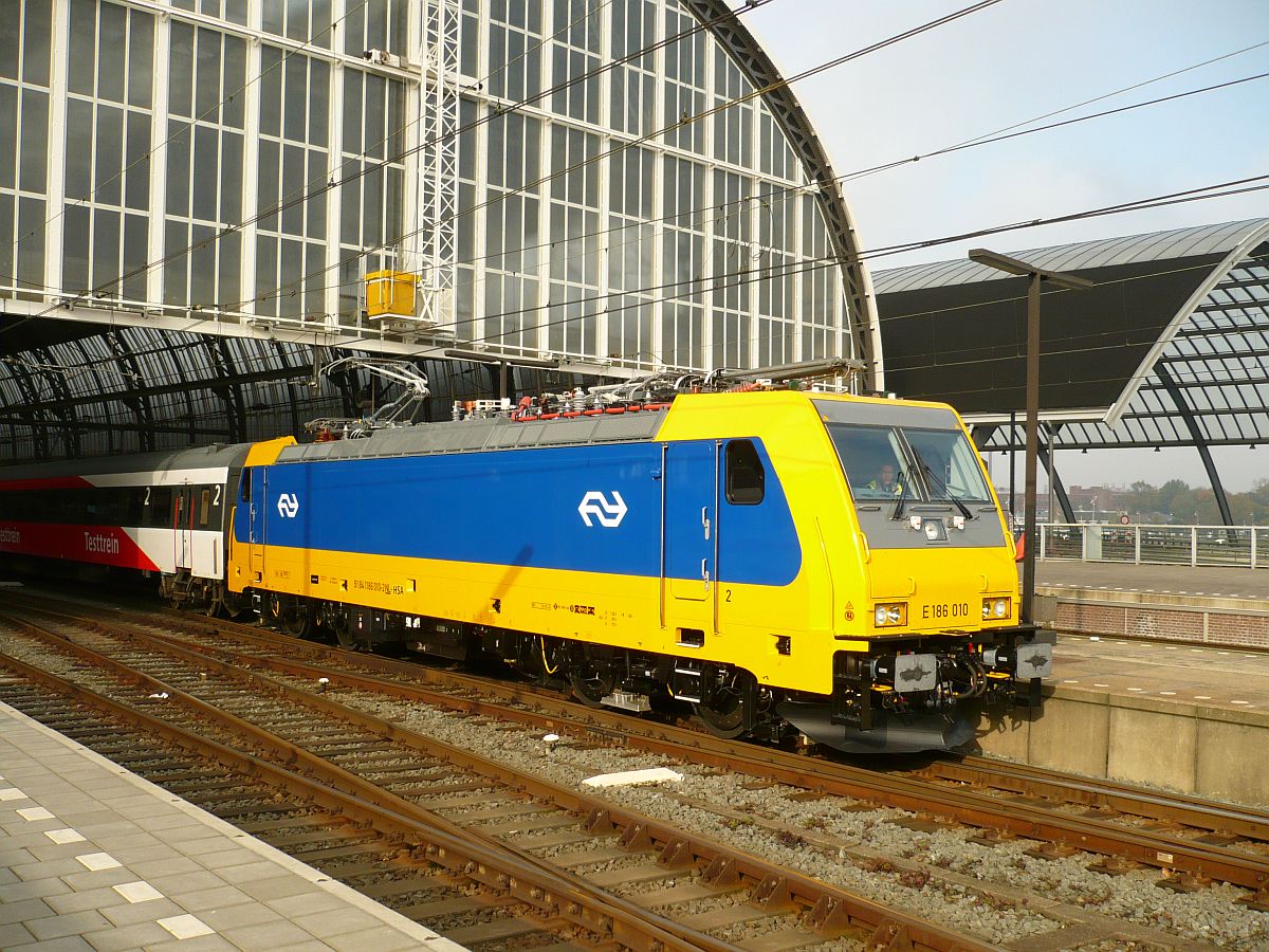 NS TRAXX lok 186 010 (91 84 1186 010-2) w�hrend ein Probefahrt. Gleis 13 Amsterdam Centraal Station 05-11-2014.

NS TRAXX loc 186 010 (91 84 1186 010-2) tijdens een afnamerit. Spoor 13 Amsterdam Centraal Station 05-11-2014.