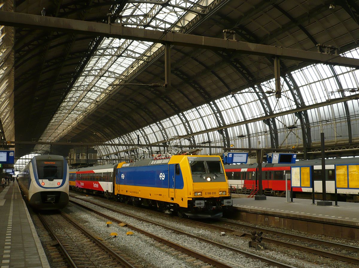 NS TRAXX lok 186 010 (91 84 1186 010-2) w�hrend ein Probefahrt. Gleis 13 Amsterdam Centraal Station 05-11-2014.

NS TRAXX loc 186 010 (91 84 1186 010-2) tijdens een afnamerit. Spoor 13 Amsterdam Centraal Station 05-11-2014.