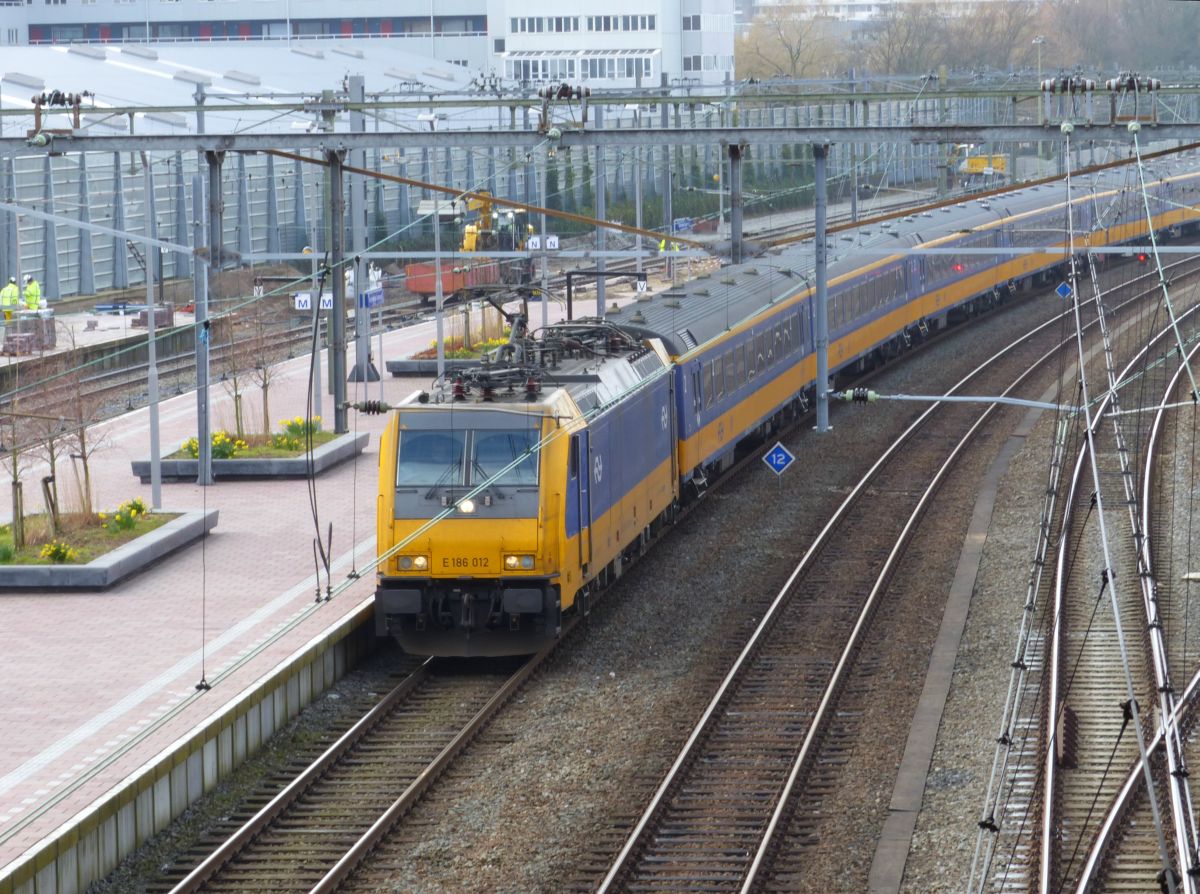 NS TRAXX Lok 186 012 (91 84 1186 012-8 NL-NS) Gleis 4 Rotterdam Centraal Station 22-03-2018.
NS TRAXX loc 186 012 (91 84 1186 012-8 NL-NS) spoor 4 Rotterdam CS 22-03-2018.