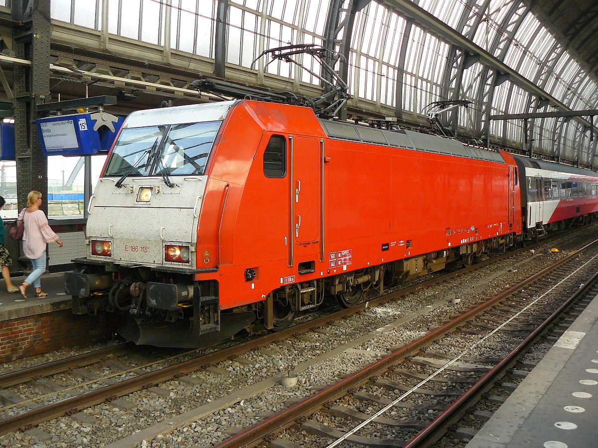 NS Traxx Lok 186 115 (91 84 1186 115-9) mit IC nach Breda auf Gleis 15 in Amsterdam Centraal Station 20-09-2014.

NS Traxx locomotief 186 115 (91 84 1186 115-9) met IC Direct trein naar Breda spoor 15 Amsterdam Centraal Station 20-09-2014.