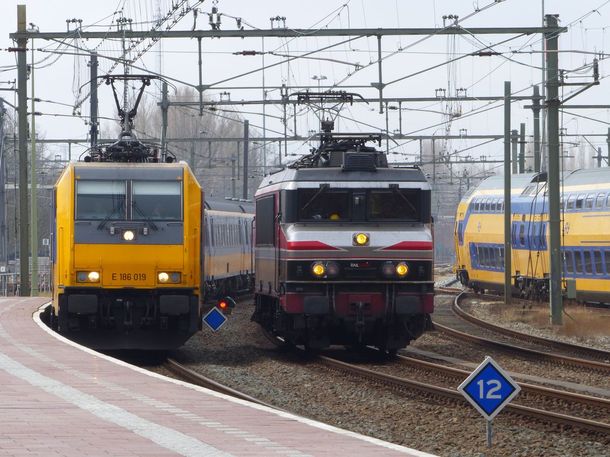 NS TRAXX Lokomotive 186 019-3 und Raillogix Lokomotive 1619? Gleis 4 en 5 Rotterdam Centraal Station 22-03-2018.


NS TRAXX locomotief 186 019-3 en Raillogix locomotief 1619? spoor 4 en 5 Rotterdam CS 22-03-2018.