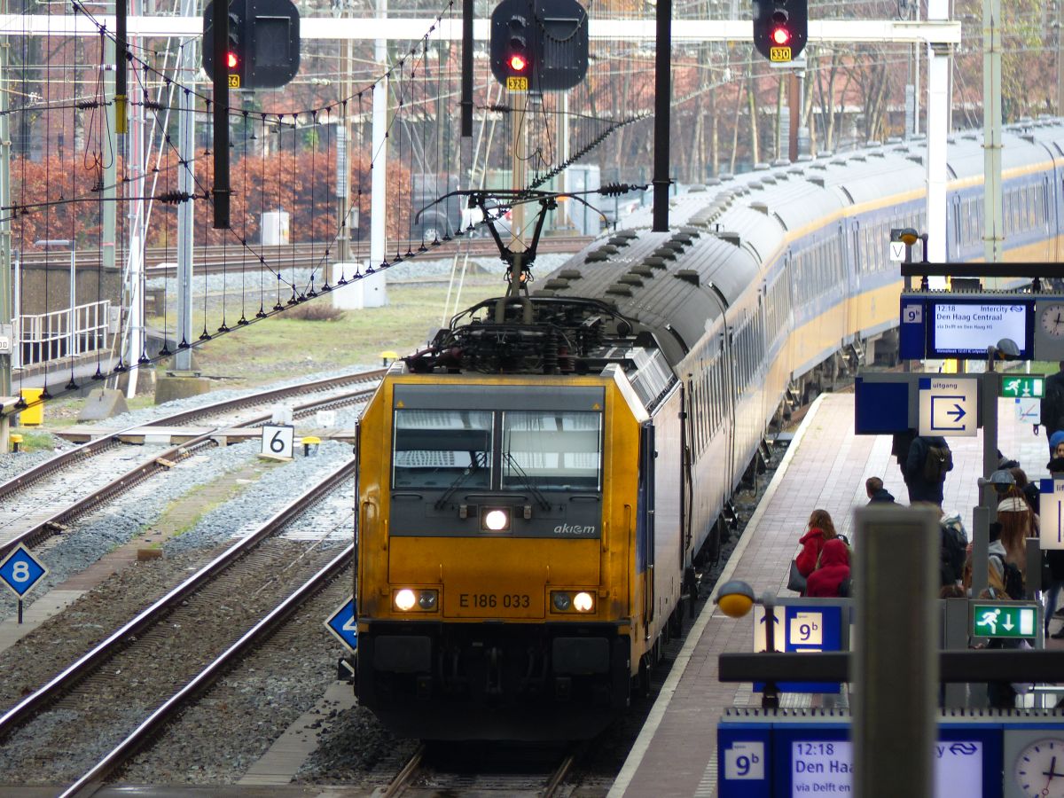 NS TRAXX Lokomotive 186 033 (91 84 1186 033-4 NL-NS) Gleis 9 Rotterdam Centraal Station 11-12-2019.

NS TRAXX locomotief 186 033 (91 84 1186 033-4 NL-NS) spoor 9 Rotterdam CS 11-12-2019.