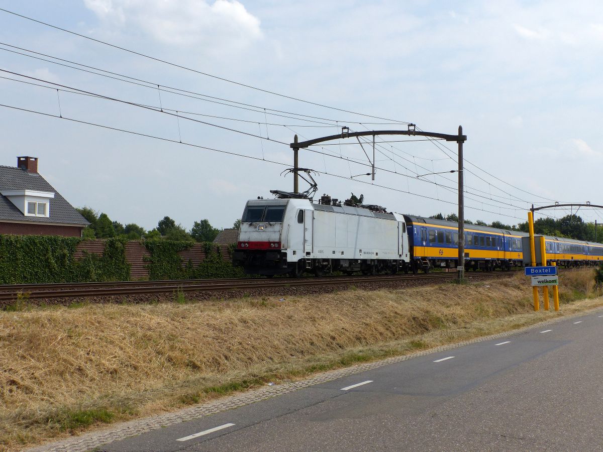 NS TRAXX Lokomotive 186 238-2 (91 80 61 86 238-2 D-NS) Kapelweg, Boxtel  19-07-2018.

NS TRAXX locomotief 186 238-2 (91 80 61 86 238-2 D-NS) Kapelweg, Boxtel  19-07-2018.