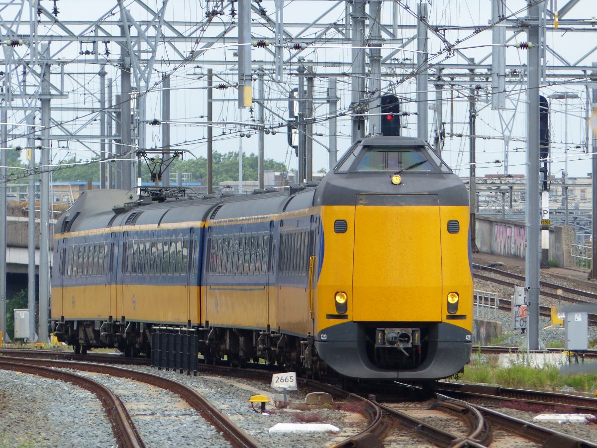 NS Triebzug ICM-IV 4220 Utrecht Centraal Station 28-07-2021.


NS treinstel ICM-IV 4220 binnenkomst Utrecht CS 28-07-2021.