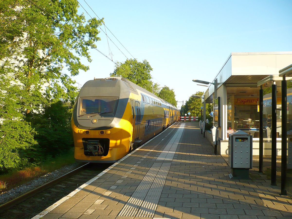 NS TW 8637 Intercity 8823 Leiden-Utrecht CS. Leiden Lammenschans 30-05-2014.

NS treinstel DD-IRM-VI 8637 als trein 8823 Leiden-Utrecht CS. Leiden Lammenschans 30-05-2014.