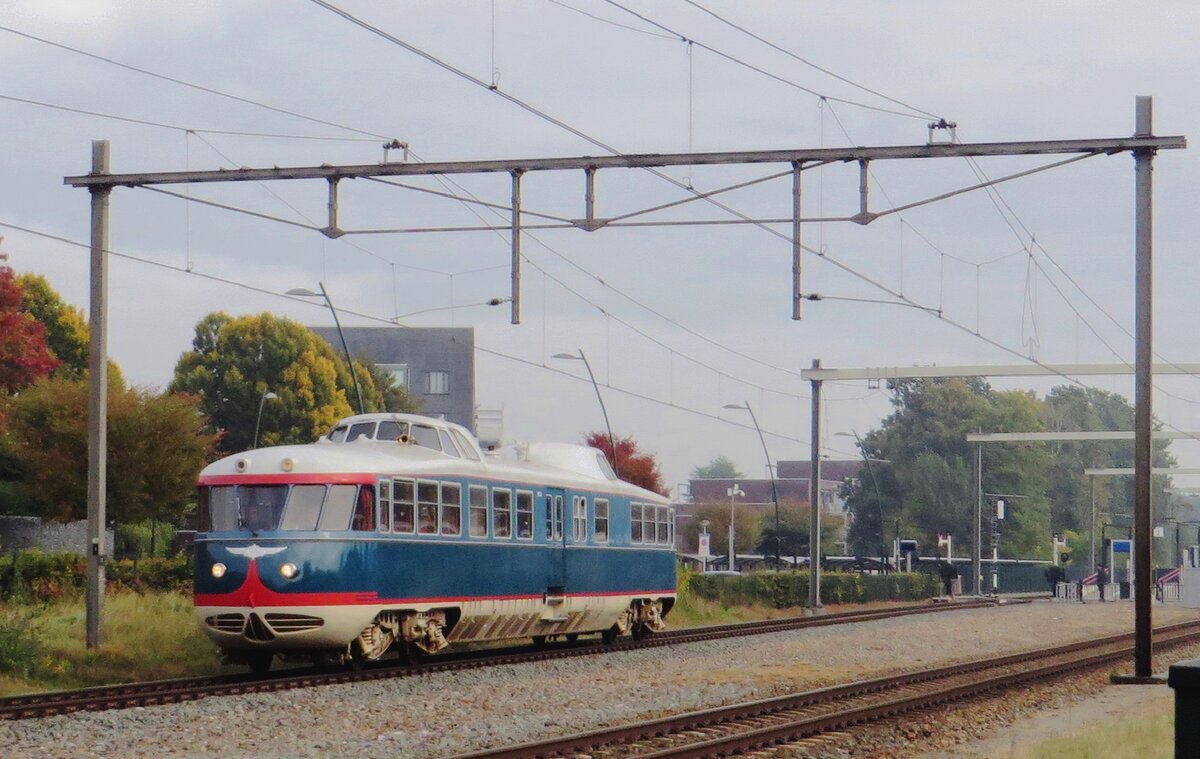 NSMs DE20 Kameel töfft durch Wijchen am grauen Morgen von 23 Oktober 2021.