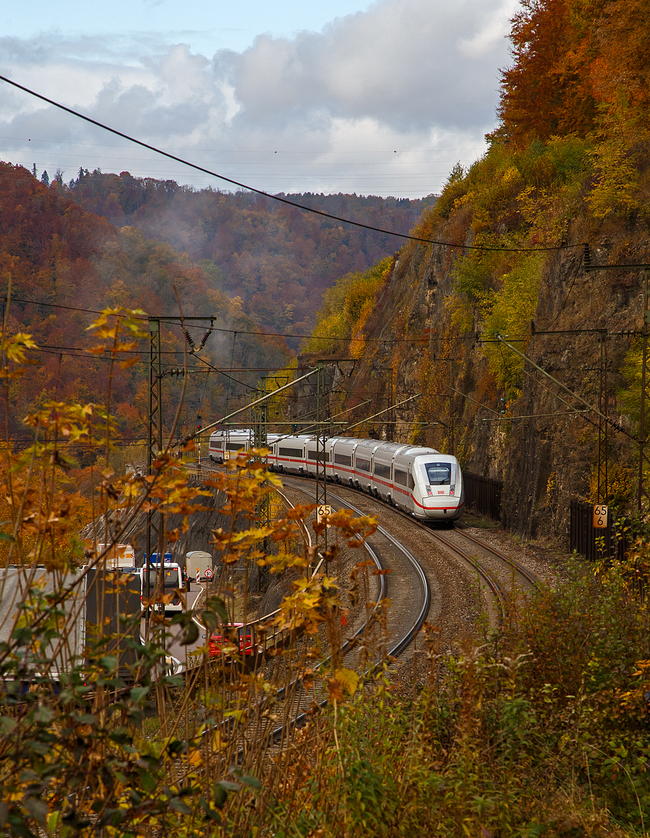 Nun als Nachschuss - Der dreizehnteilige ICE 4 – Tz 9461 (Triebzug) fährt am 26.10.2021 nun von Amstetten (bei der Ziegelhütte) die Geislinger Steige hinab.