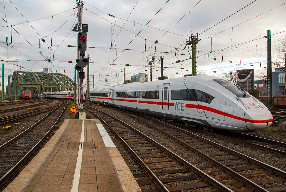 
Nun fahren die ICE 4 im Regelbetrieb...
Der ICE 4 Tz 9010 (ein zwölfteiliger Triebzug der BR 412 / 812) fährt am 22.12.2018 gerade über die Hohenzollernbrücke und erreicht nun den Hauptbahnhof Köln. 

Der so 346 Meter lange Triebzug hat 830 Sitzplätze, davon 205 in der 1. Klasse. Der ICE 4 verfügt über neue große Gepäckregale in Sitzplatznähe. Zudem ist mehr Platz für Familien mit zusätzlichen Freiflächen für Kinderwagen in den Kleinkind- und Familienbereichen vorhanden. Vier Stellplätze stehen für Rollstuhlfahrer im 12-Teiler zur Verfügung.

Ebenfalls neu beim ICE 4 ist, dass er für acht Fahrräder Platz bietet. Bisher war die Mitnahme von Fahrrädern im Fernverkehr nur im Intercity und Eurocity möglich, muss aber vorab reserviert werden.

Der 12-teilige ICE 4 verfügt über zwei End-, einen Service-, einen Restaurant- und acht Reisewagen. Der Servicewagen ist ausgestattet mit einem Kleinkindabteil, einem Familien- und Rollstuhlbereich sowie Diensträumen für das Bordpersonal. Sechs der Mittelwagen (BR 412), sogenannte Powercars, sind angetrieben (1,65 MW Leistung). Die antrieblosen End- und Mittelwagen werden als BR 812 geführt. 
Weitere TECHNISCHE DATEN:
Spurweite: 1.435 mm
Achsfolge: 2’2’+Bo’Bo’+Bo’Bo’+2’2’+Bo’Bo’+Bo’Bo’+2’2’+Bo’Bo’+2’2’+Bo’Bo’+2’2’+2’2’
Anzahl Achsen: 48 (davon 24 angetrieben)
Treibraddurchmesser: 920 mm (neu) / 840 mm (abgenutzt)
Laufraddurchmesser: 825 mm (neu) / 750 mm (abgenutzt)
Länge über Kupplung: 345,731 m
Leergewicht: 670 t
Höchstgeschwindigkeit: 250 km/h 
Spannung: 15 kV / 16,67 Hz
Anzahl Powercars: 6
Traktionsleistung: 9.900 kW 
Radsatzlast: ca. 18 t
Min. Kurvenradius:   R =150 m
Max. Steigung: 40 Promille
Anzahl der Einstiege je Zugseite:     22
