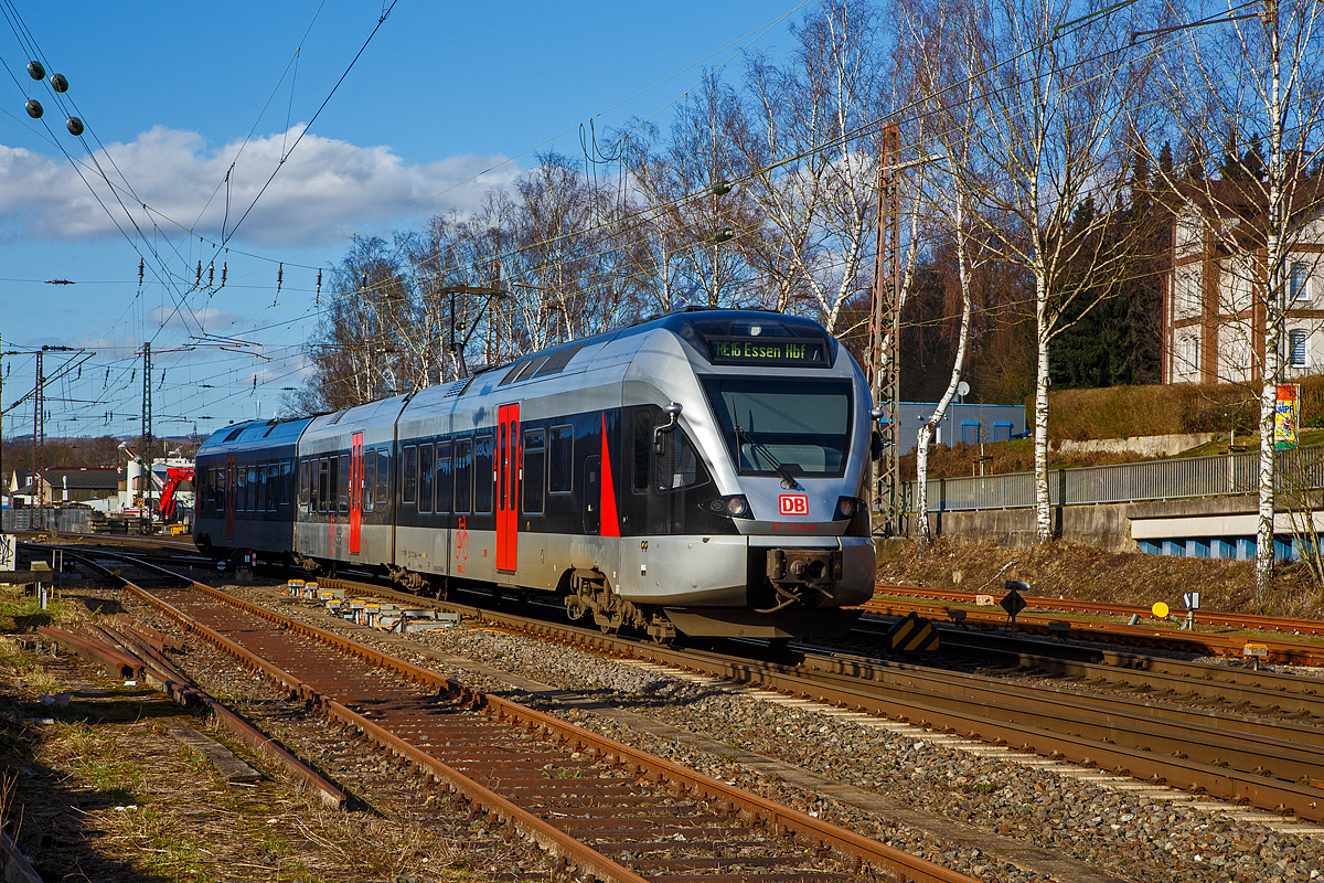 Nun mit DB-Logo.....
Nach der Insolvenz  der Abellio Rail NRW GmbH ist das Ruhr-Sieg-Netz (RE 16 und RB 91), wie auch die Stadler FLIRT dieser Linie, an die DB Regio NRW gegangen.

DB Stadler FLIRT ET 23 2103 (94 80 0427 102-9 D-DB / 94 80 0827 102-5 D-DB / 94 80 0427 602-8 D-DB), ex Abellio Rail NRW ET 23 2103  Werdohl  ex ET 23 003, erreicht am sonnigen 23.02.2022, als RE 16  Ruhr-Sieg-Bahn  als RE 16  Ruhr-Sieg-Express  (Siegen – Hagen – Essen), bald den Bahnhof Kreuztal.

Der FLIRT wurde 2007 von der Stadler Pankow GmbH in Berlin unter der Fabriknummer 34663 gebaut.Er wurde von Macquarie Rail (vormals CBRail) an die Abellio Rail NRW GmbH verleast bzw. vermietet. Im Jahr 2020 verkaufte Macquarie das Leasinggeschäft für Schienenfahrzeuge an die französischen Konkurrenten Akiem. Ob die DB Region nun der Eigentümer ist oder neuer Mieter ist mir nicht bekannt.
Nun mit DB-Logo.....
Nach der Insolvenz  der Abellio Rail NRW GmbH ist das Ruhr-Sieg-Netz (RE 16 und RB 9), wie auch die Stadler FLIRT dieser Linie, an die DB Regio NRW gegangen.

DB Stadler FLIRT ET 23 2103 (94 80 0427 102-9 D-DB / 94 80 0827 102-5 D-DB / 94 80 0427 602-8 D-DB), ex Abellio Rail NRW ET 23 2103  Werdohl  ex ET 23 003, erreicht am sonnigen 23.02.2022, als RE 16  Ruhr-Sieg-Bahn  als RE 16  Ruhr-Sieg-Express  (Siegen – Hagen – Essen), bald den Bahnhof Kreuztal.

Der FLIRT wurde 2007 von der Stadler Pankow GmbH in Berlin unter der Fabriknummer 34663 gebaut.Er wurde von Macquarie Rail (vormals CBRail) an die Abellio Rail NRW GmbH verleast bzw. vermietet. Im Jahr 2020 verkaufte Macquarie das Leasinggeschäft für Schienenfahrzeuge an die französischen Konkurrenten Akiem. Ob die DB Region nun der Eigentümer ist oder neuer Mieter ist mir nicht bekannt.