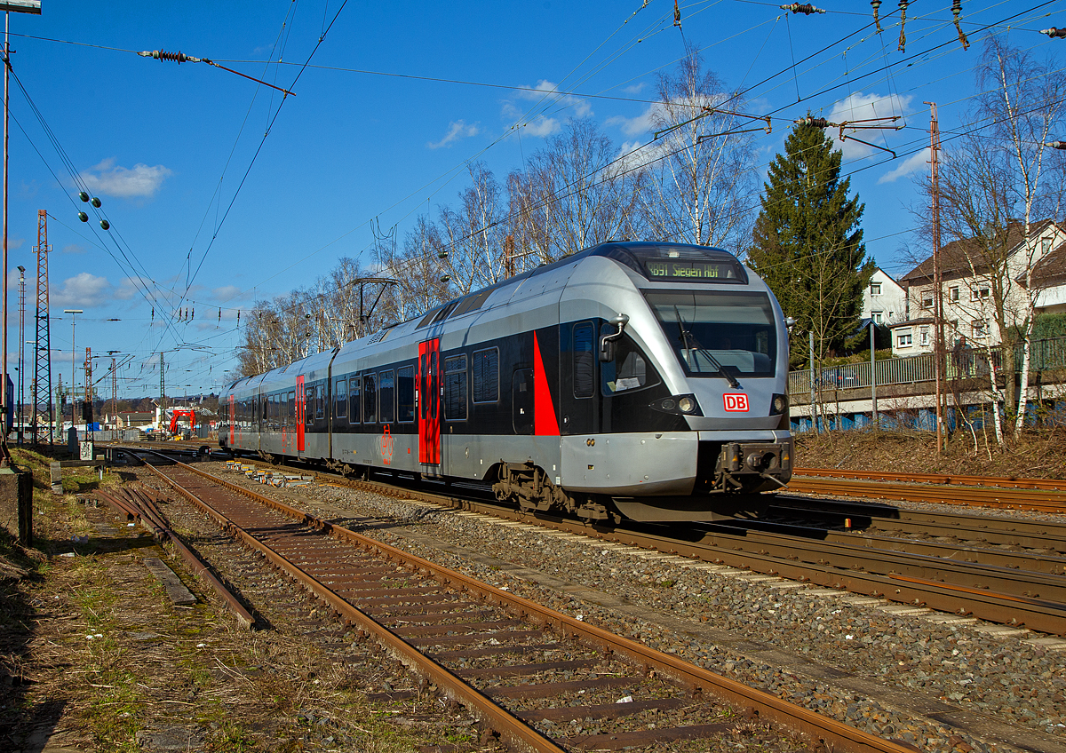 Nun mit DB-Logo.....
Nach der Insolvenz  der Abellio Rail NRW GmbH ist das Ruhr-Sieg-Netz (RE 16 und RB 9), wie auch die Stadler FLIRT dieser Linie, an die DB Regio NRW gegangen.

DB Stadler FLIRT ET 23 2101 (94 80 0427 600-2 D-DB / 94 80 0827 100-9 D-DB / 94 80 0427 100-3 D-DB), ex Abellio Rail NRW ET 23 2101  Altena (Westf.) , ex ET 23 001, fährt am sonnigen 23.02.2022, als RB 91  Ruhr-Sieg-Bahn  (Hagen - Finnentrop - Kreuztal – Siegen), von Kreuztal weiter in Richtung Siegen. 

Der FLIRT wurde 2007 von der Stadler Pankow GmbH in Berlin unter der Fabriknummer 37655 gebaut. Er wurde von Macquarie Rail (vormals CBRail) an die Abellio Rail NRW GmbH verleast bzw. vermietet. Im Jahr 2020 verkaufte Macquarie das Leasinggeschäft für Schienenfahrzeuge an die französischen Konkurrenten Akiem. Ob die DB Region nun der Eigentümer ist oder neuer Mieter ist mir nicht bekannt. 