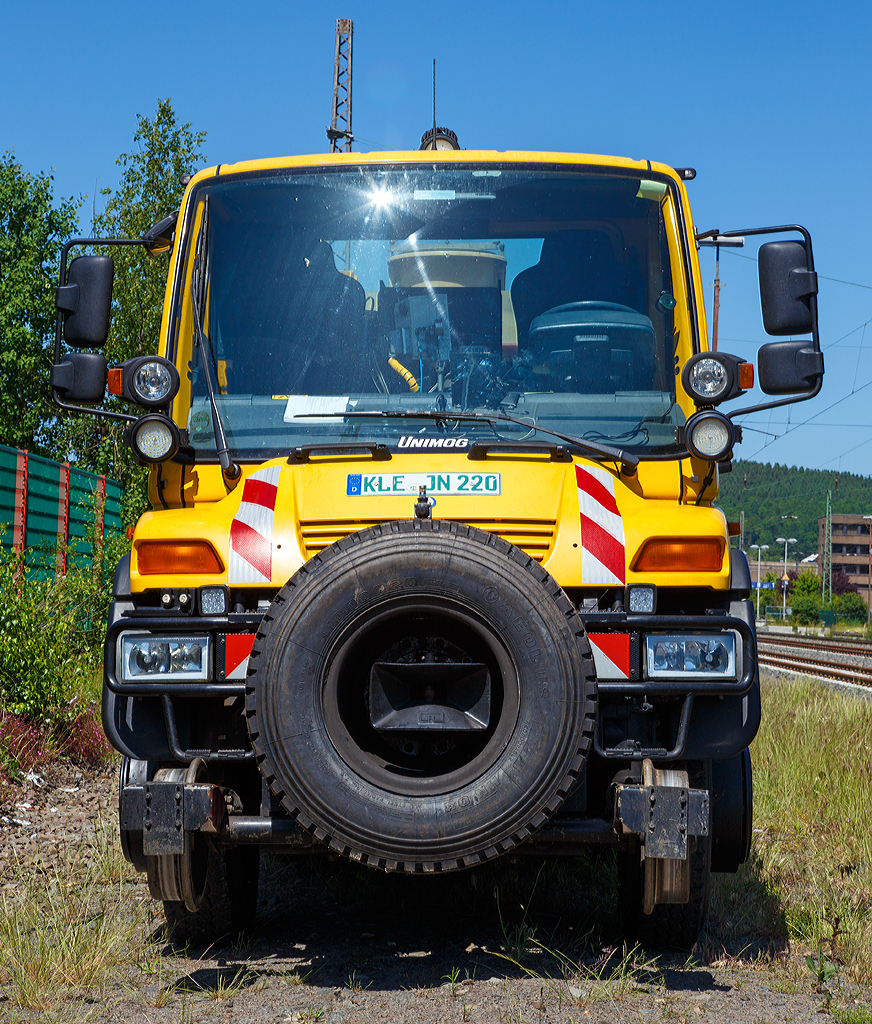 
Nun noch die Frontansicht....
Der Mercedes-Benz/Zagro Zweiwege Unimog U 400 (Kleinwagen Nr. 99 80 9907 011-7) mit Aufbau-Spritze JJ-D 1101 der Firma Johannes Janßen GmbH & Co. KG (Kalkar-Niedermörmter) abgestellt am 04.06.2015 in Siegen-Geisweid
